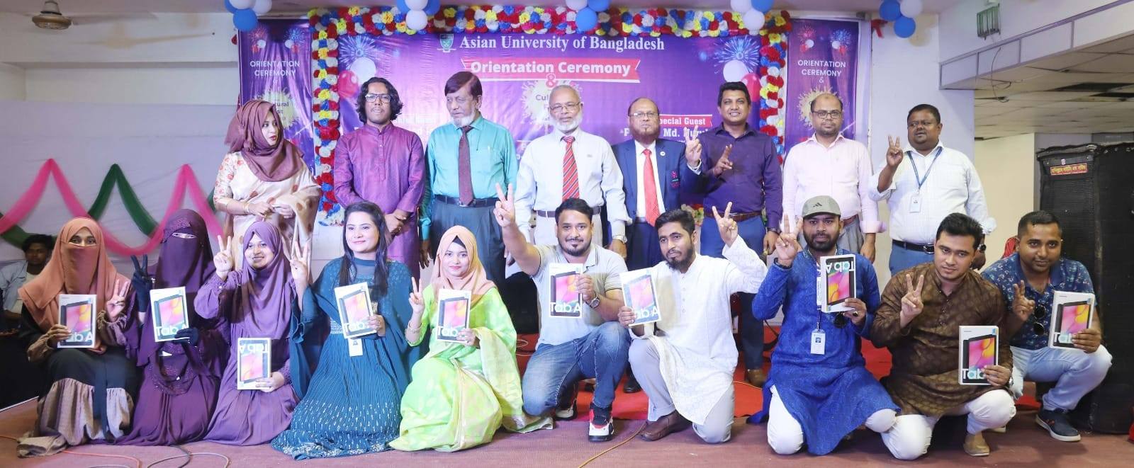 ফল সেমিস্টার- ২০২৩ এ ভর্তি হওয়া শিক্ষার্থীদের বহুল আকাঙ্ক্ষিত অত্যাধুনিক ট্যাব র্যাফেল ড্র এর মাধ্যমে বিজয়ী ১০ জনের হাতে তুলে দেয়া হল।