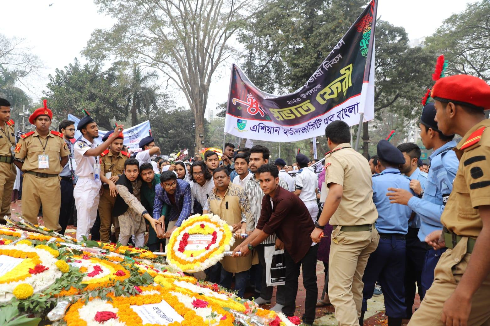 শহীদ দিবস ও আন্তর্জাতিক মাতৃভাষা দিবস উপলক্ষে কেন্দ্রীয় শহীদ মিনারে পুষ্প অর্পন